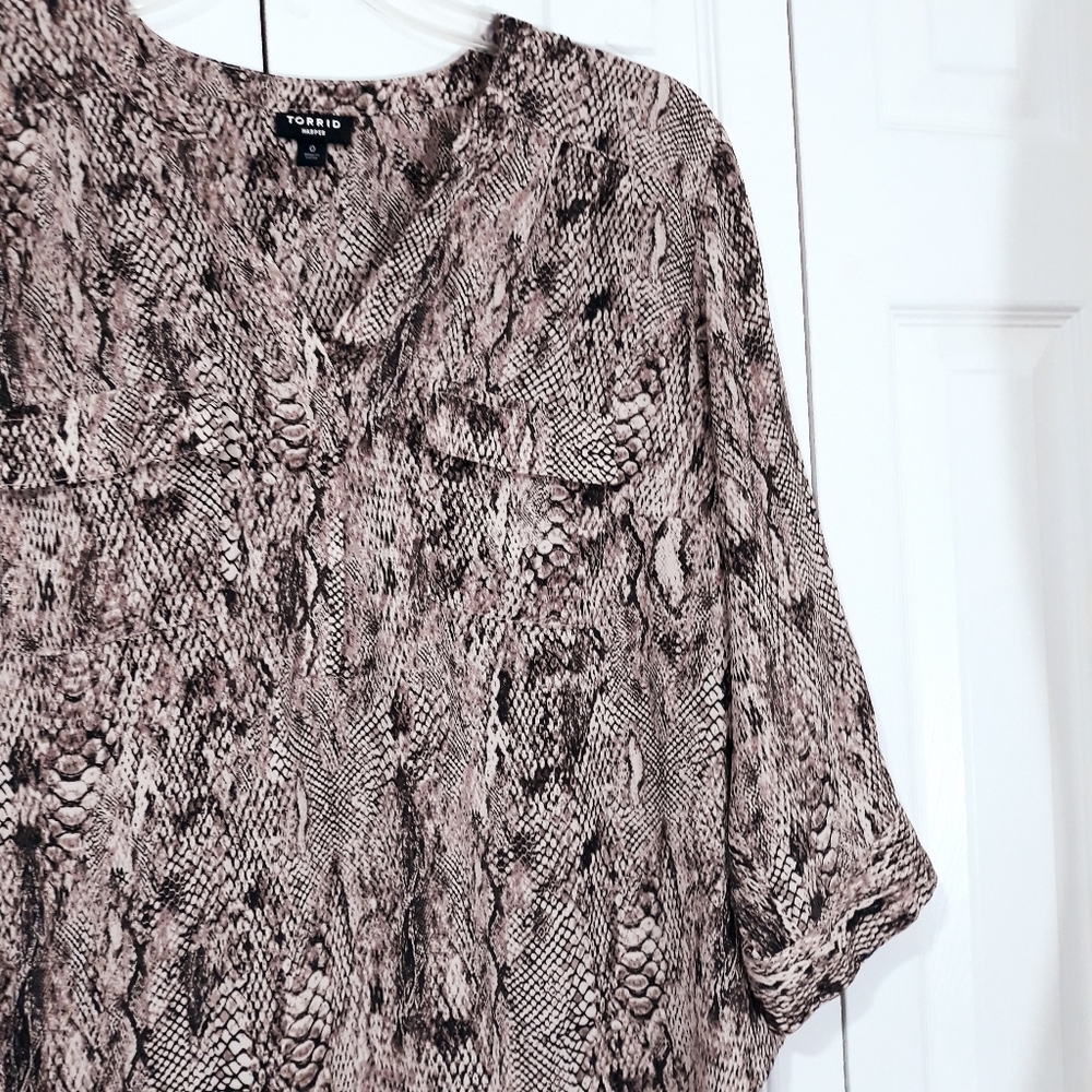 Torrid Snake Print Blouse With Front Pockets Sleeves V_Neck Size 0 (12) - Picture 2 of 13
